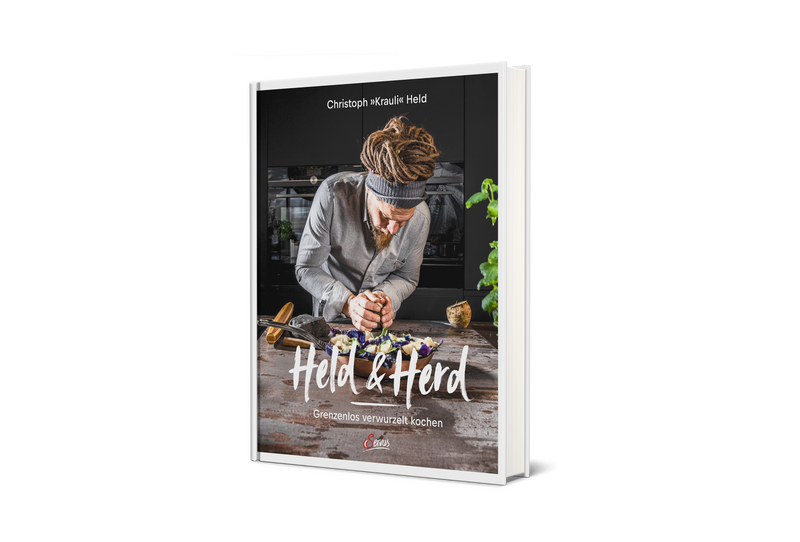 Das Buch "Held & Herd" von Christoph "Krauli" Held stehend